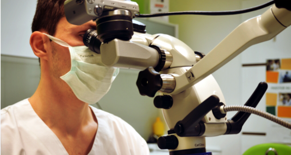 Ošetrenie pod mikroskopom | DENT+ Zubná klinika